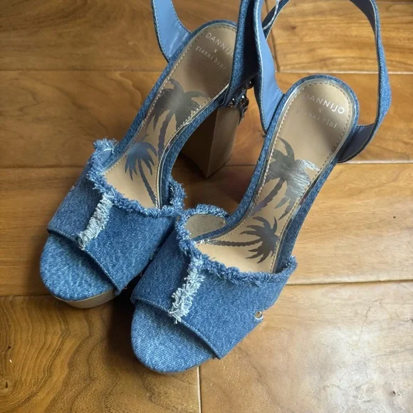NWT Dannijo X Gianni Bini Daisy Denim Studded Platform Sandals Sz 7,5 - Picture 3 of 10